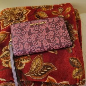 Michael kors Spacious Wallet Wristlet.